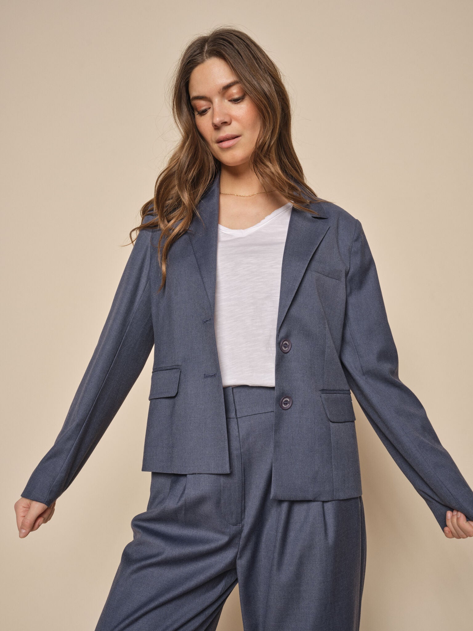 Modelshot / Navy Blazer / Detail